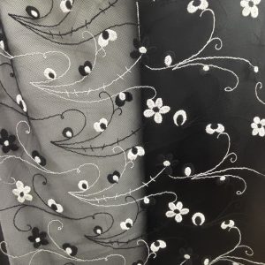 Tul fondo negro con bordado en relieve blanco y negro