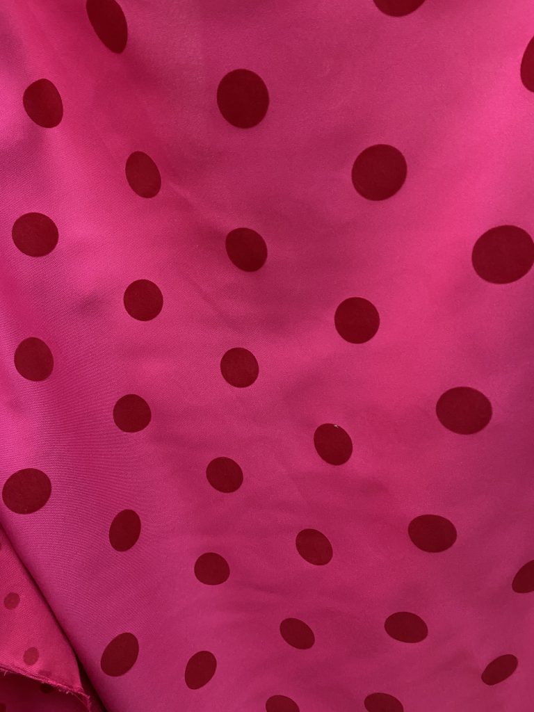 Microfibra en rosa fucsia con lunares rojo en Terciopelo