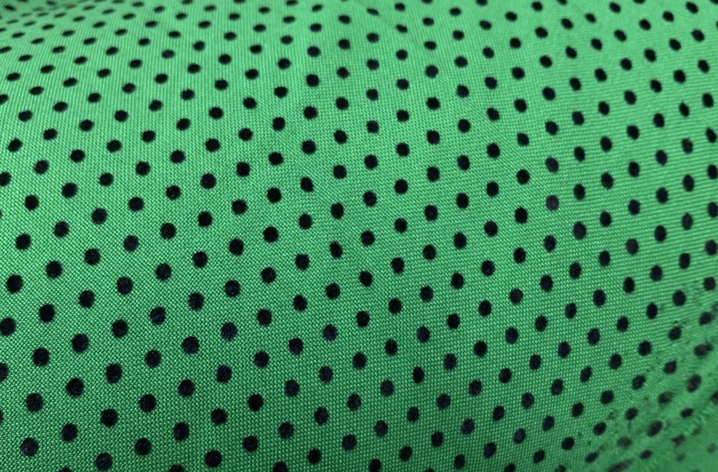Tejido, verde césped con Lunar  negro, ideal flamenca