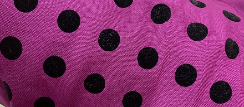 Tela de Flamenca en Estrés o Microfibra Flocada – Ligereza, Estilo y Comodidad Descubre esta preciosa tela de estrés, también conocida como microfibra flocada, perfecta para trajes de flamenca, vestidos de diseño o prendas elegantes con un toque original. Su color fucsia intenso cobra vida gracias al lunar negro en terciopelo flocado, que aporta relieve, textura y un acabado visual impactante. Este tejido es ligero, no se arruga, no se destiñe y resulta muy cómodo de llevar, ideal para lucir durante horas con estilo y frescura. Gracias a su caída y su cuerpo, es una excelente opción para volantes, batas flamencas o diseños con movimie
