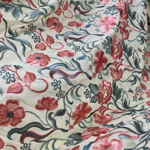 Tela Bordada Floral Beige con Coral y Azul