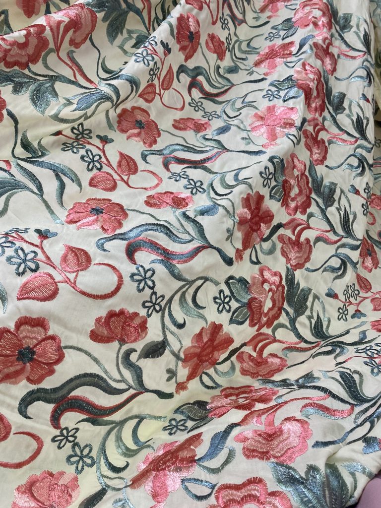Tela Bordada Floral Beige con Coral y Azul