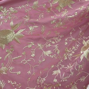 Bordados en hilo dorado con fondo rosa