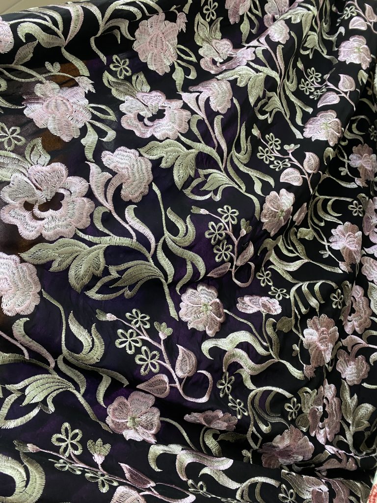 Tela Bordada floral negra