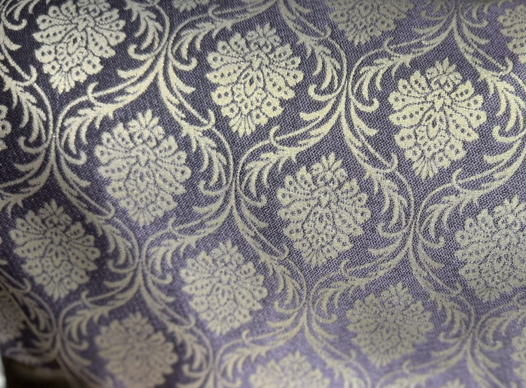 Damasco lavanda imperial con marfil