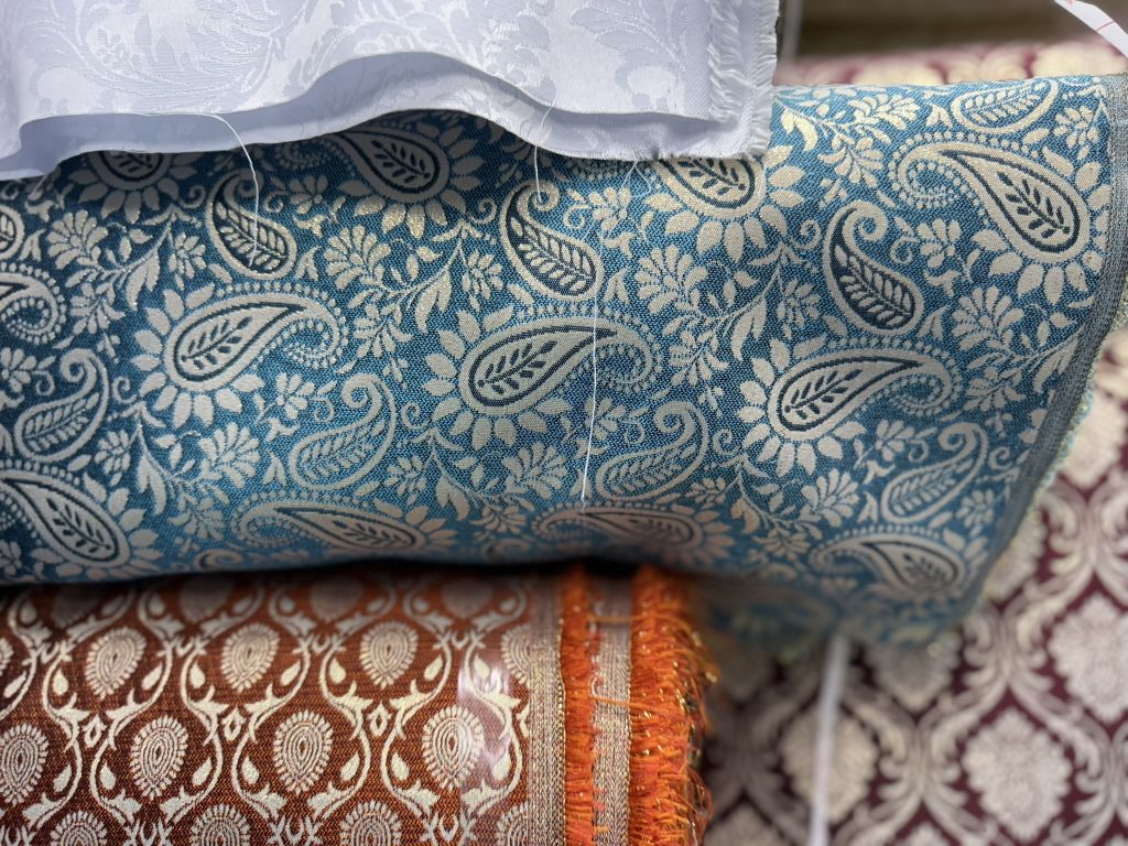 Damasco Cachemir Azul Turquesa con Marfil