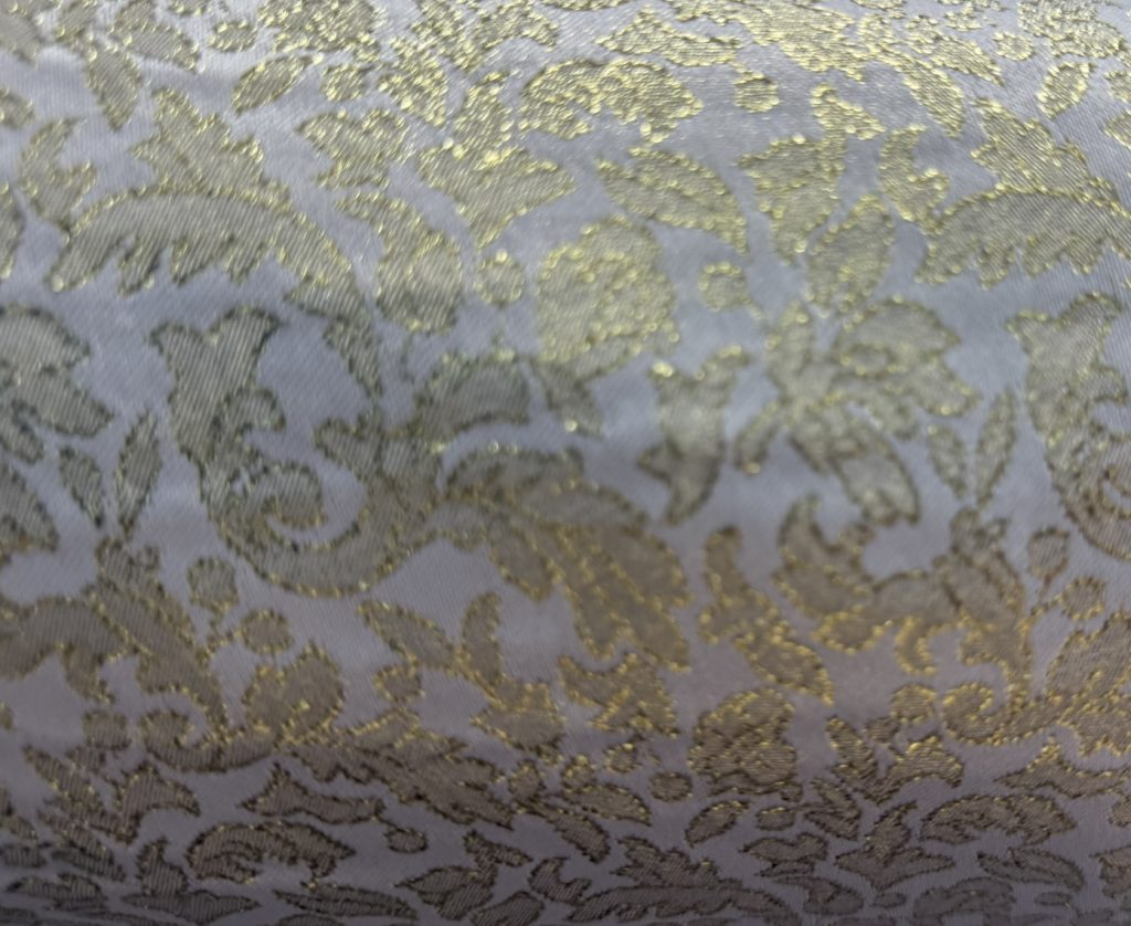 Damasco Clásico Marfil con Dorado Brillante