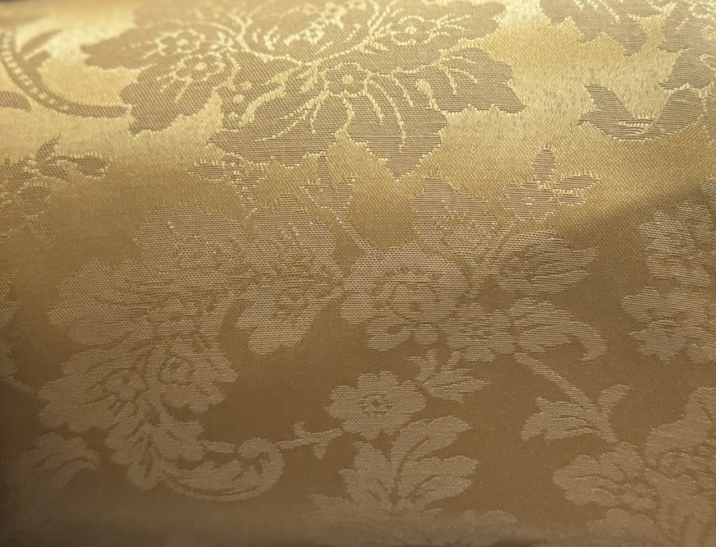Damasco oro suave floral tono sobre tono