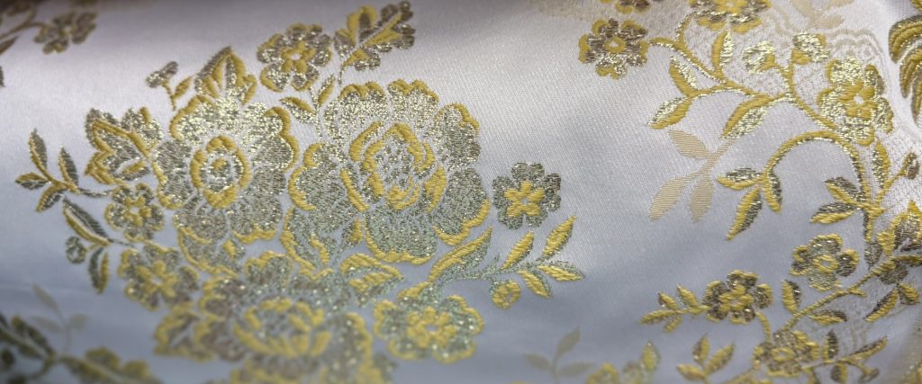 Damasco Clásico Marfil con Flores Oro y Plata