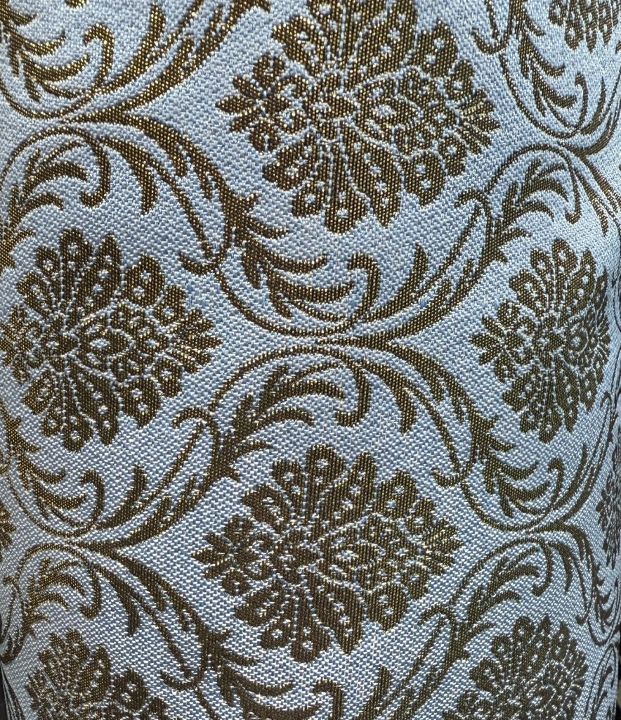 Damasco fondo azul con flor de hilo dorado