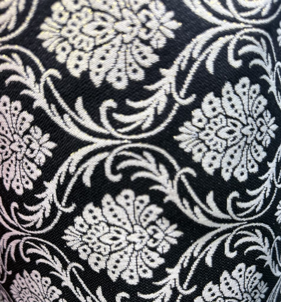 Damasco Clásico Negro con Flores Marfil