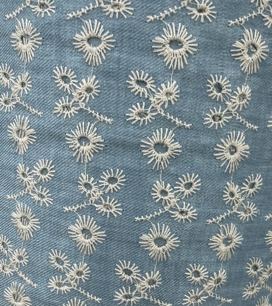 Tela de flamenca Bordada Margarita Azul Denim