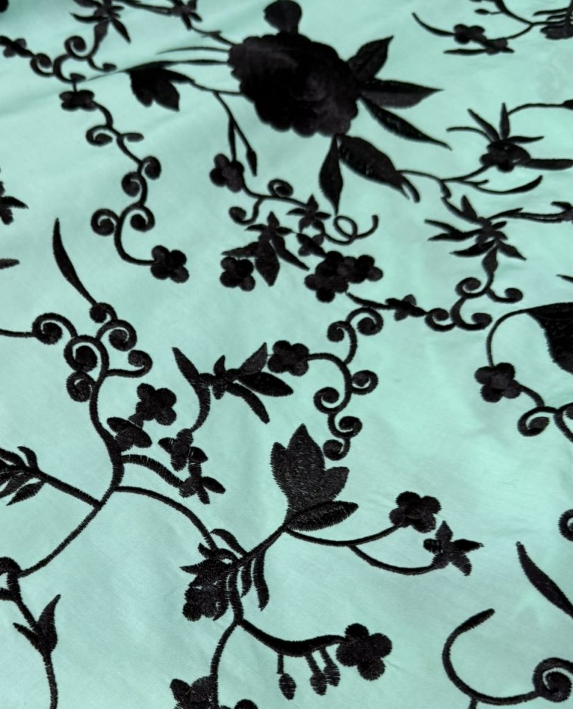 Tela mantón Flamenca Verde Agua con Bordado Negro