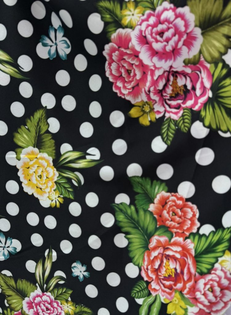 Tela de Flamenca Lunar Blanco con Flores sobre Negro – Politecno
