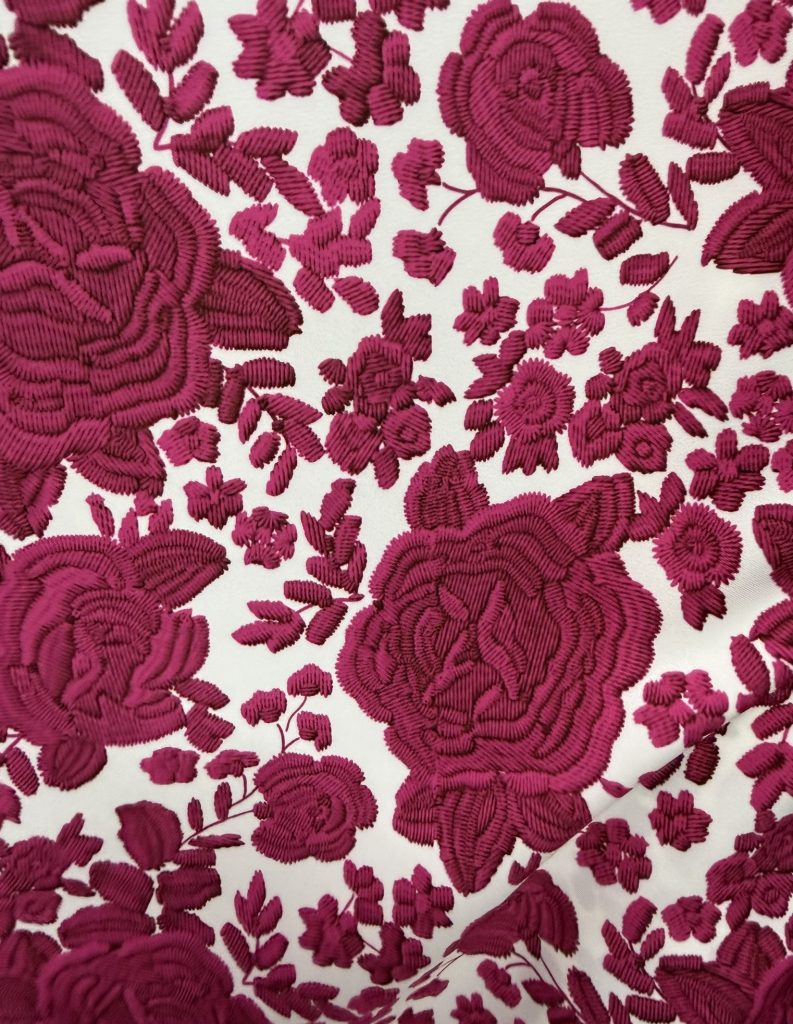 Tela de Flamenca Flores Fucsia Efecto Bordado sobre Blanco – Politecno